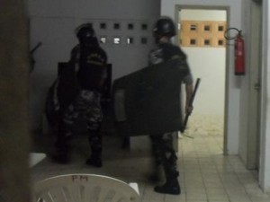 Policiais do GATE invadem o CEM, onde jovens infratores se rebelaram