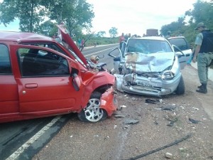 Motorista do carro vermelho morreu no local