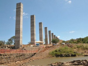 Pilares de uma das pontes da Transnordestina do Piauí
