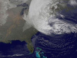 Imagem de satélite mostra Sandy sobre a Costa Leste dos EUA nesta terça-feira (30)