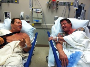 Arnold Schwarzenegger postou uma foto inusitada no Twitter nesta quarta, 8. Na imagem, ele aparece em uma cama de hospital ao lado de Sylvester Stallo