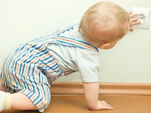 Tomadas são um atrativo para bebês curiosos e uma das maiores causas de acidentes domésticos