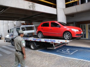 O VW Gol acabou rebocado depois de oito dias parado no estacionamento da Assembleia Legislativa