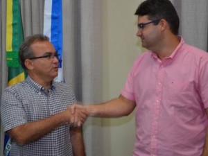 Luciano Nunes cumprimenta o prefeito Firmino Filho
