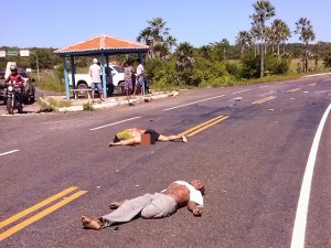 Os corpos ficaram estendidos na pista