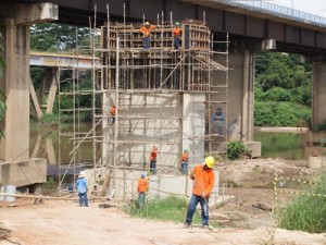Operários trabalham na nova ponte sobre o rio Poti, no bairro Ilhotas, em Teresina