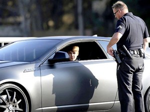 O cantor Justin Bieber, 17, foi parado pela polícia enquanto dirigia seu Cadillac inspirado no Bat-Móvel em Los Angeles