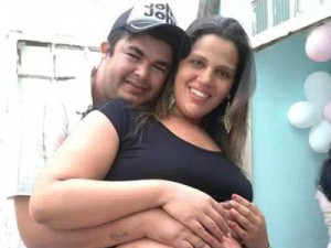O músico em momento com a esposa grávida