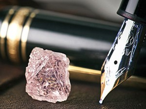 A gigante anglo-australiana da mineração Rio Tinto anunciou nesta quarta-feira a descoberta de um diamante rosa \