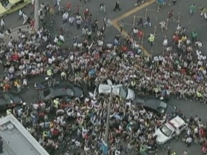 Multidão cercou o carro do Papa Francisco no Rio de Janeiro