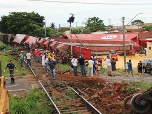 Trem descarrilou em São Paulo matando oito pessoas