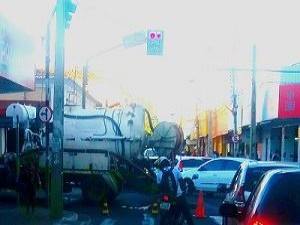 Caos no centro de Teresina: Cano furado e despedício de água.