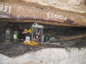 Peregrinos descobriam a gruta e cada vez mais a procuram para orações