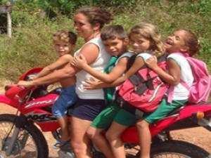 ANDANDO DE MOTO SEM CAPACETE NA RUA 