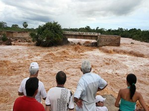População observam a força das águas do Rio Pirangi, após o rompimento da Barragem de Algodões em Cocal, no Norte do Piauí