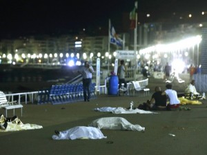 Dezenas de corpos ficaram espalhados no calçadão em Nice