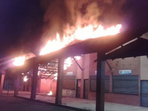 Incêndio destruiu barracas no Balneário Curva São Paulo, em Teresina