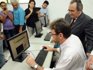 Governador Wilson Martins confere a internet na Estação Digital do Grande Dirceu