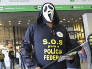 Policial federal protesta em aeroporto