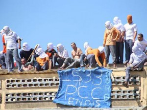 Presos rebelados ocupam telhado de presídio em Cascavel (PR)