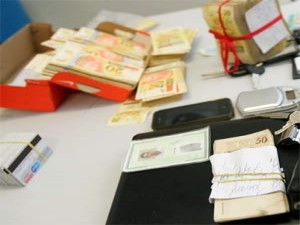 Dinheiro recuperado com os bandidos em Fortaleza