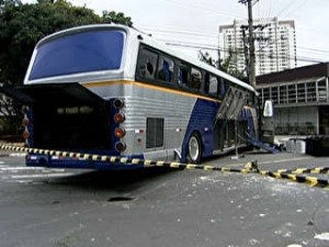 O ônibus usado no roubo de R$ 14 milhões de uma transportadora de valores