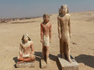 Estátuas encontradas no complexo funerário recém-descoberto