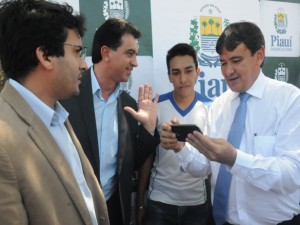 Governador Wellington Dias acessa internet em praça na Vila Operária, na zona Norte de Teresina