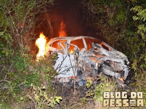 Carro envolvido no acidente pegou fogo na BR-343 em Parnaíba