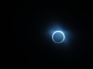 Na imagem, o raro eclipse solar anular