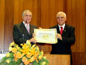 O vice-presidente Michel Temer exibe título de cidadania piauiense