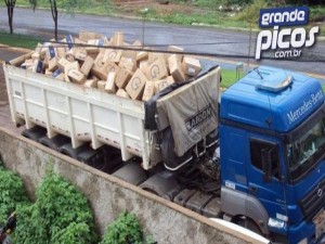Caminhão carregado de caixas de cigarros apreendidos em Picos