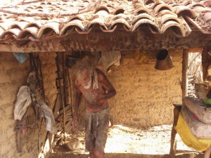 Descaso: homem de 89 anos vive só no interior do Piauí