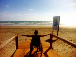 Rampa de madeira vai dar acesso à praia a pessoas portadoras de deficiência