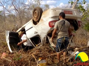Carro ficou com os pneus para cima na PI-115