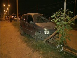 O carro colidiu em uma árvore no canteiro central do bairro Mario Covas.