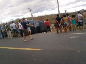populares observam carro virado virado em Piripiri: duas mortes