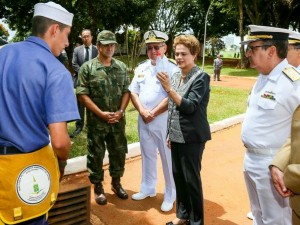Presidente Dilma Rousseff com as Forças Armadas mobilizadas para ajudar no combate ao mosquito