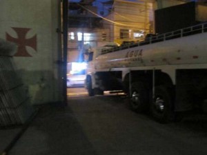 Carro-pipa abastece a sede do Vasco com água após Cedae cortar fornecimento
