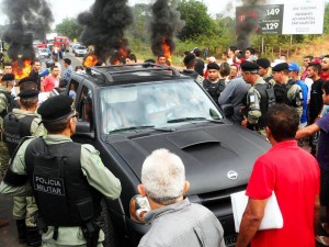 Polícia tenta negociar com manifestantes que bloquearam a BR-343 em Altos