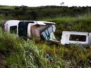 A ambulância ficou destruída na BR em Brasília