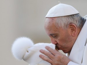 O papa Francisco beija uma criança durante sua chegada para a audiência geral semanal no Vaticano