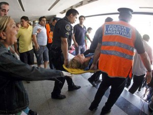 Feridos são socorridos em estação de trem de Buenos Aires