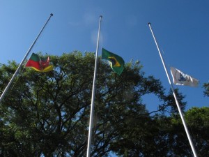 Bandeiras a meio mastro em Santa Maria (RS)