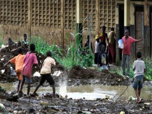 Crianças brincam com lama da capital da Guiné Equatorial