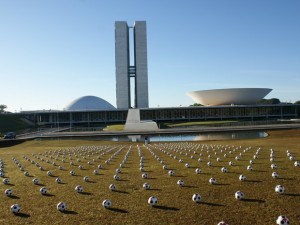 ONG Rio da Paz distribuíram 594 bolas de futebol no gramado em frente ao Congresso Nacional : a bola agora está com eles