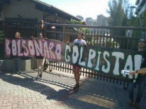 Protesto foi feito em frente ao condomínio onde mora deputado federal Jair Bolsonaro (PSC-RJ), na Barra da Tijuca.
