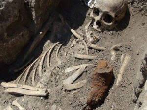 Arqueólogos encontraram pedaço de ferro ao lado esqueleto da Idade Média no sítio arqueológico na Bulgária