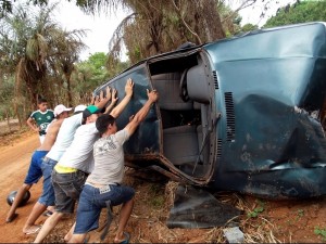 população ajuda a desvirar o carro na estrada da Boa Hora