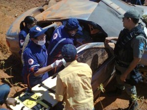 Paramedicos retiram vítimas presas às ferragens